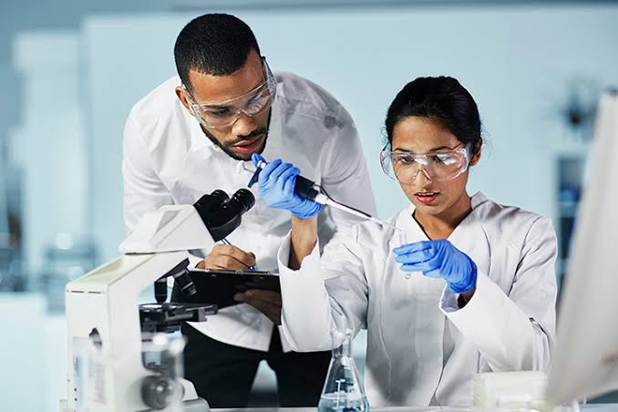 Why Practical Training Matters When Choosing a Pathology Course